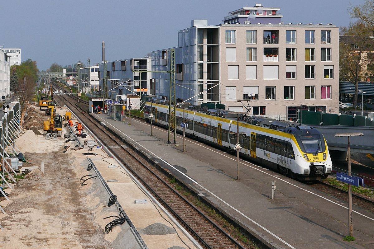 Linksverkehr in Konstanz-Petershausen (|||) - 3 442 707 passiert am 13.04.2019 als RE 4775 von Stuttgart kommend die Haltestelle baustellenbedingt auf dem Gegengleis und erreicht in Kürze sein Ziel Konstanz.