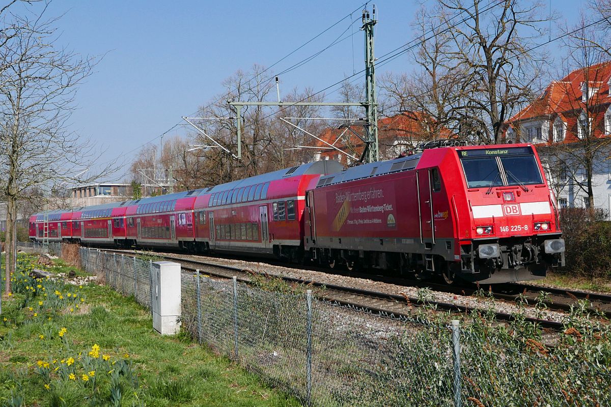 Linksverkehr in Konstanz-Petershausen (|) - Baustellenbedingt zieht 146 225-5 die Wagen des RE 4713, Karlsruhe - Konstanz, am 23.03.2019 auf dem Gegengleis durch den Konstanzer Ortsteil.