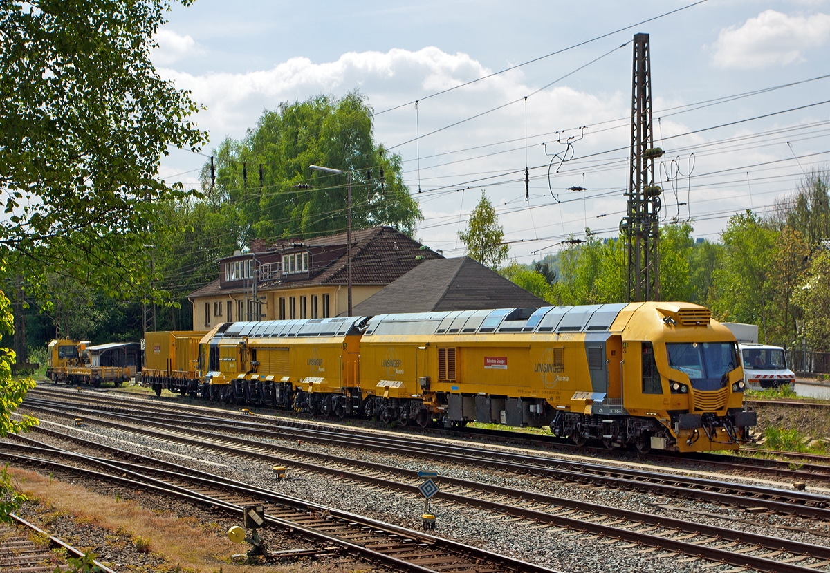 LINSINGER Rail milling train MG31 (Schienenfräszug MG 31), Schweres Nebenfahrzeug Nr. D-DB 99 80 9427 009-2, der DB Bahnbau Gruppe GmbH steht am 04.05.2014, mit dem Beiwagen 40 80 3302 203-4 Ks, in Kreuztal. 
Leider war eine Aufnahme nur von der Schattenseite möglich. 

Der Schienenfräszug MG 31 wurde 2012 von LINSINGER Austria Maschinenbau Ges. m.b.H. in Steyrermühl (Österreich) entwickelt und gebaut. Auf der InnoTrans 2012 wurde er erstmals der Öffentlichkeit vorgestellt.

Technische Daten: 
Spurweite: 1.435 mm  
Achsanzahl: 24 (je 3 Achsen in 4 Drehgestelle) 
Achsfolge: unbek. 
Länge über Puffer: 23.800 mm/Einh. = 47.600 mm 
Ges. Drehzapfenabstand: 15.300 mm 
Eigengewicht: 183 t 
Zur Mitfahrt zugel Personen: 5 
Höchstgeschwindigkeit: 100 km/h 
Zugelassen für Streckenklasse: CE und höher und CM4 
Kleister befahrbarer Gleisradius: 150 m
Anzahl der Bearbeitungseinheiten : links und rechts je 3 Fräseinheiten, sowie je eine Schleifeinheit links und rechts
Weitere Daten sind mir noch unbekannt.