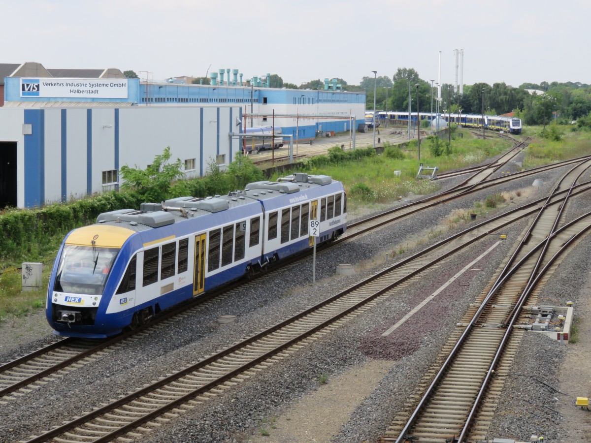 Lint 41 des Hex aus Vienenburg bei der Einfahrt in Halberstadt am 22.07.2014 im Hintergrund die Anlagen der Vis GmbH Halberstadt