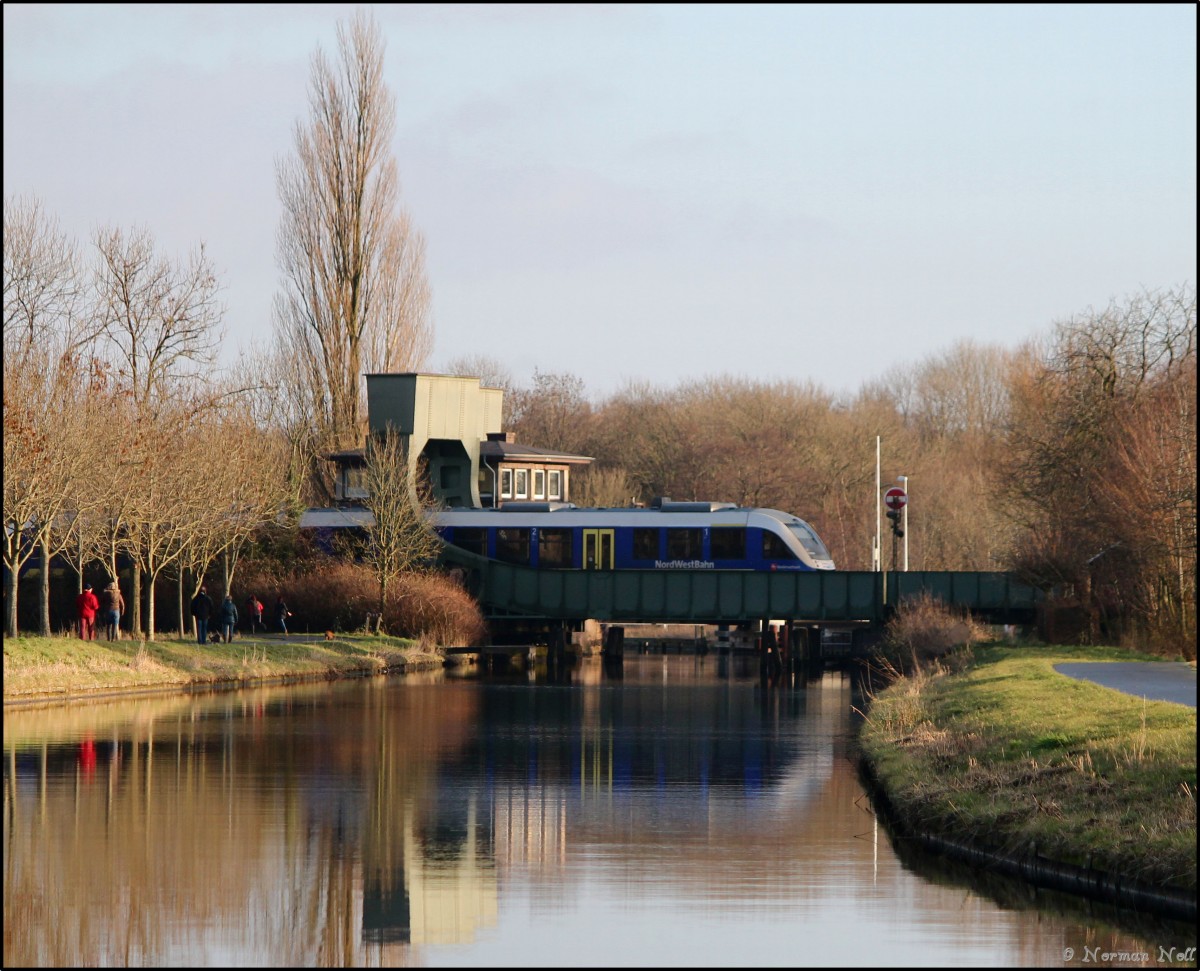 Lint 41 der Nord-West-Bahn beim überqueren des Ems-Jade-Kanal`s von Wilhelmshaven in Richtung Sande. 12/01/2014