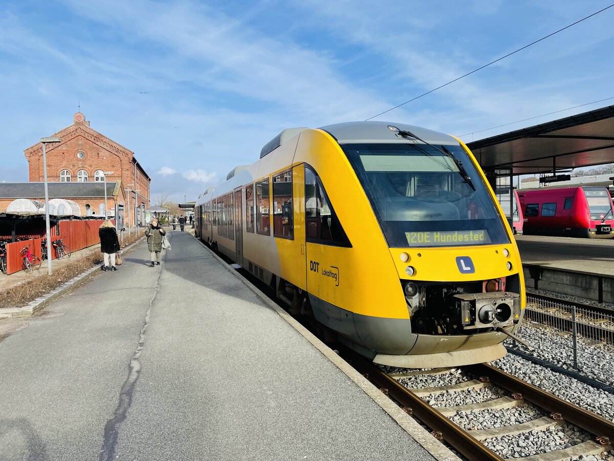 Lint 41 Triebwagen am Bahnhof Hillerød nördlich von Kopenhagen. Der Zug ist Abfahrbereit in Richtung Frederiksværk und Hundested. Aufnahme: 10. Februar 2022.