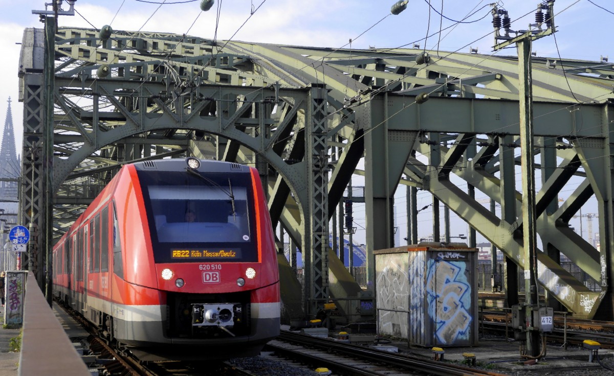 LINT 81 Nr. 10 (bestehend aus 620 010, 621 010 und 620 510) hat als RE 22 aus Trier seinen Endbahnhof Köln Messe/Deutz fast erreicht (22.11.14).