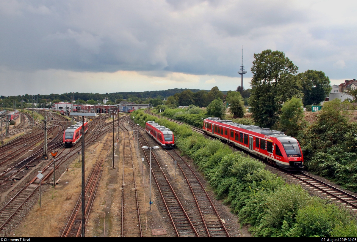 LINT hoch drei in Kiel Hbf auf zwei Ebenen:
Während 648 839  Lensahn  (Alstom Coradia LINT 41) von DB Regio Schleswig-Holstein (DB Regio Nord) mit dem Zugzielanzeiger  Moin moin!  rangiert (links), erreicht 648 853-9 desselben EVU als RE 21225 (RE74) von Husum in Kürze seinen Endbahnhof auf Gleis 6b (rechts).
Mittig zu sehen ist der abgestellte 648 603-9 des Sauerland-Netzes (DB Regio NRW).
Aufgenommen von der Gablenzbrücke.
[2.8.2019 | 16:05 Uhr]