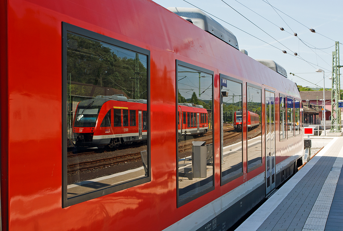 
LINT in LINT....
Siegelbild im Bahnhof Au (Sieg) am 19.07.2014 

Der Dieseltriebwagen 648 202 / 702 spiegelt sich in dem 648 201 / 701, beide sind Alstom Coradia LINT 41 der DreiLänderBahn (DB Regio NRW). 
Zudem hinten spiegelt sich noch 423 555-2 der S-Bahn Köln.

Hinweis: Die Geopostition stimmt nicht ganz, da die Bahnsteige in Au bereits umgebaut sind und es noch keine aktuelle Ansichten gibt.