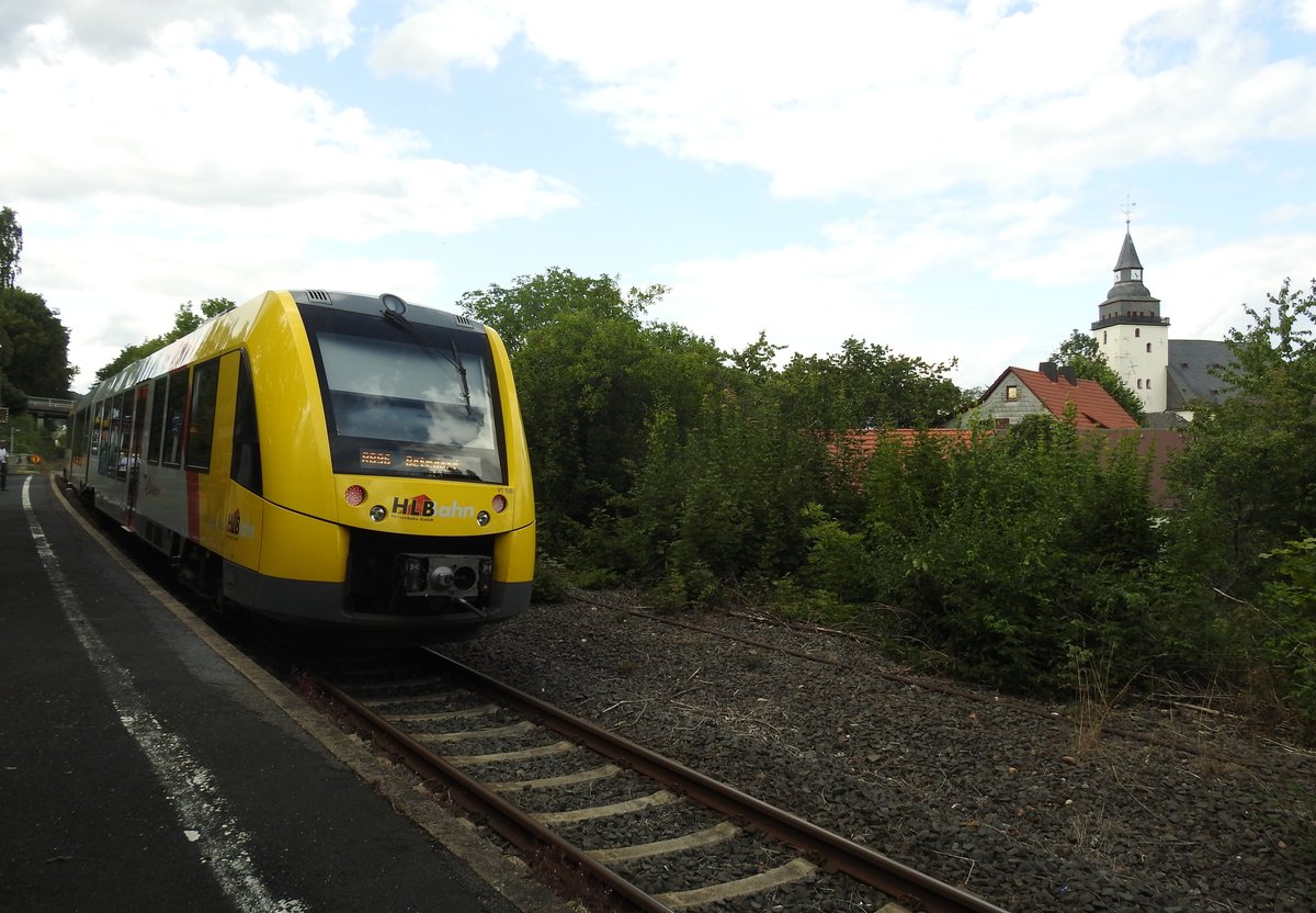 LINT-TRIEBWAGEN AUF DER HELLERTALBAHN IN HAIGER MIT HISTORISCHER STADTKIRCHE
Auf der Fahrt von DILLENBURG nach BETZDORF verlässt LINT-TRIEBWAGEN der
HELLERTALBAHN hier am 13.8.2019 den Haltepunkt HAIGER-OBERTOR mit der über
900 Jahre alten ev. Stadtkirche....