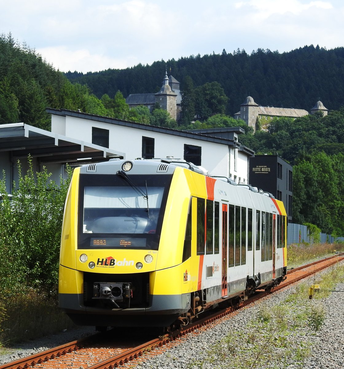 LINT-TRIEBWAGEN DER HLB ALS RB 92  BIGGESEE-EXPRESS 
Direkt unterhalb der romantischen Kulisse von Schloss/Burg SCHNELLENBERG fährt
der LINT-Triebwagen der HLB als RB 92  BIGGESEE-EXPRESS  am 22.8.2017 auf
der eingleisigen Strecke nach OLPE in den Bahnhof ATTENDORN ein....