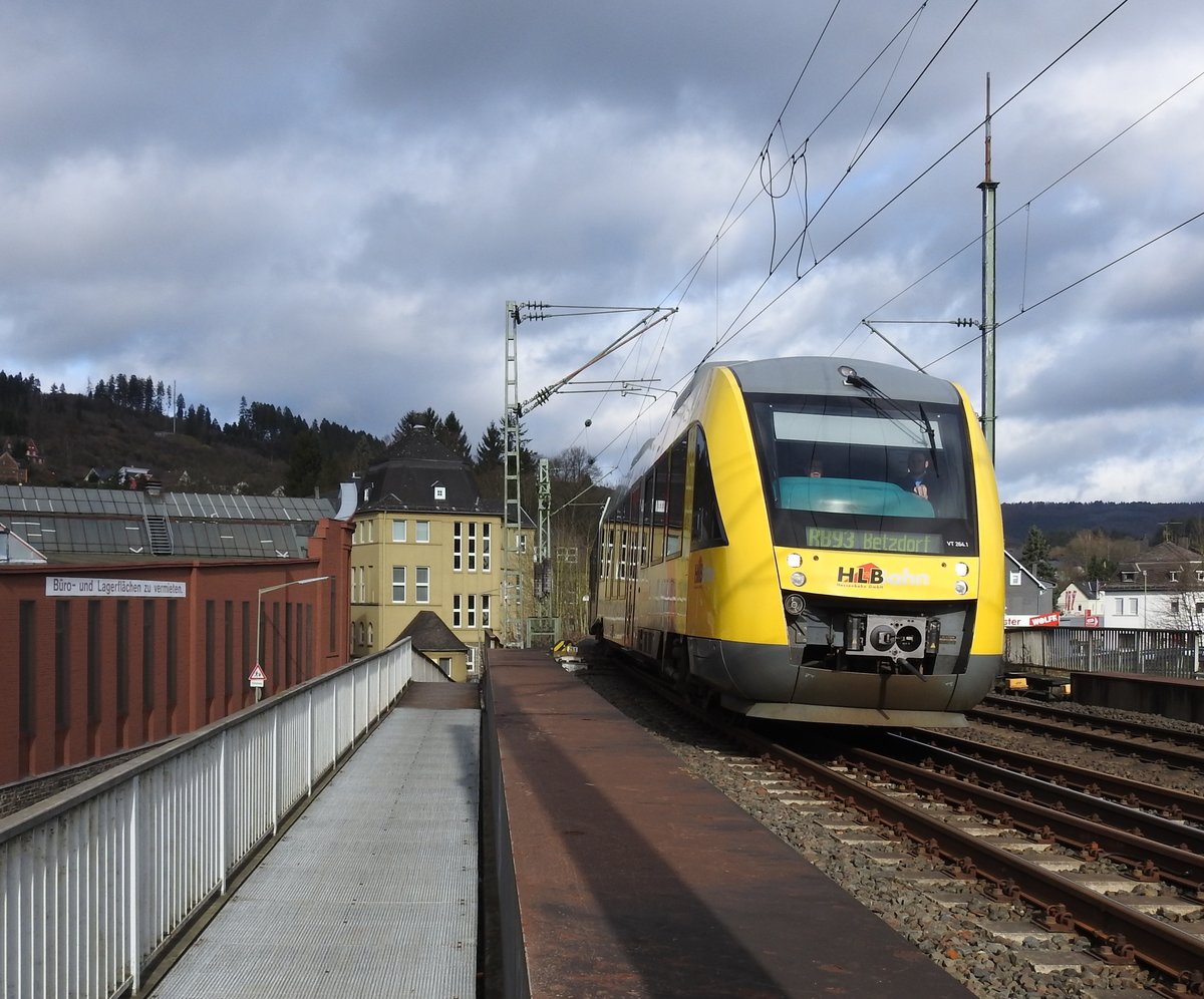 LINT-TRIEBWAGEN RB 93 IN KIRCHEN/SIEG- STADT DER JUNG-LOKOMOTIVEN
Nur wenige Meter von den Werkhallen der ehemaligen LOKOMOTIVFABRIK JUNG entfernt,wird VT 254.1 gleich in den Bahnhof KIRCHEN/SIEG einfahren,am 1.2.2018...
Wie viele der hier fabrizierten Loks wohl heute noch weltweit auf Schienen unterwegs
sind???