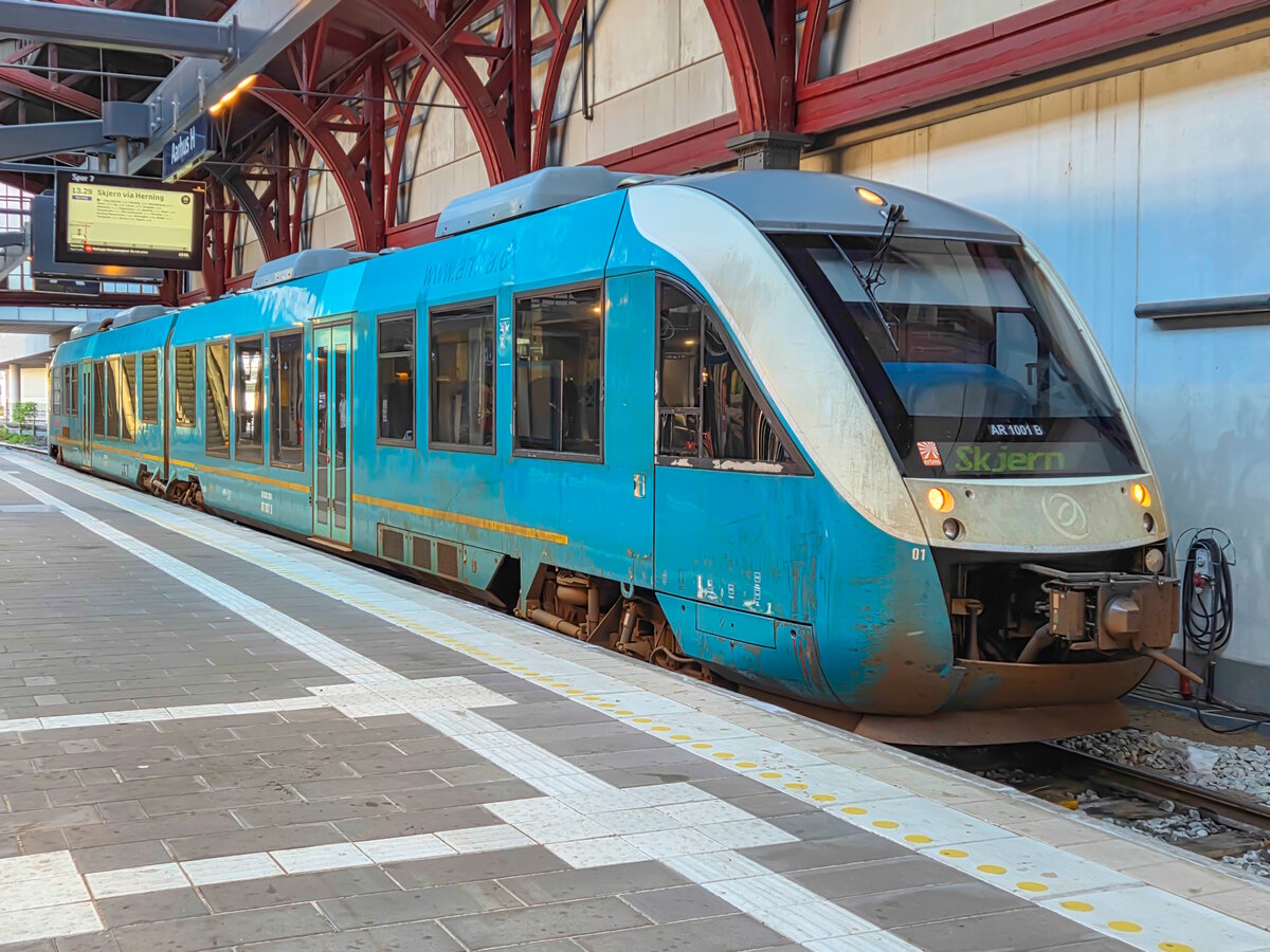 LINT41 AR 1001 B steht mit einem Regionalzug nach Skjern in Aarhus H, 03.10.2026.