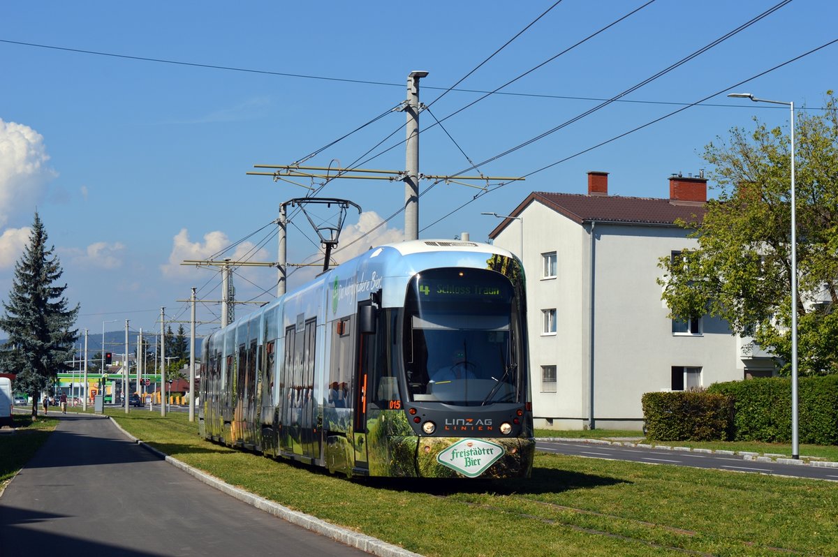 Linz, Cityrunner 015 als Linie 4 kurz vor der Haltestelle Traun, Hauptplatz, 10.09.2016