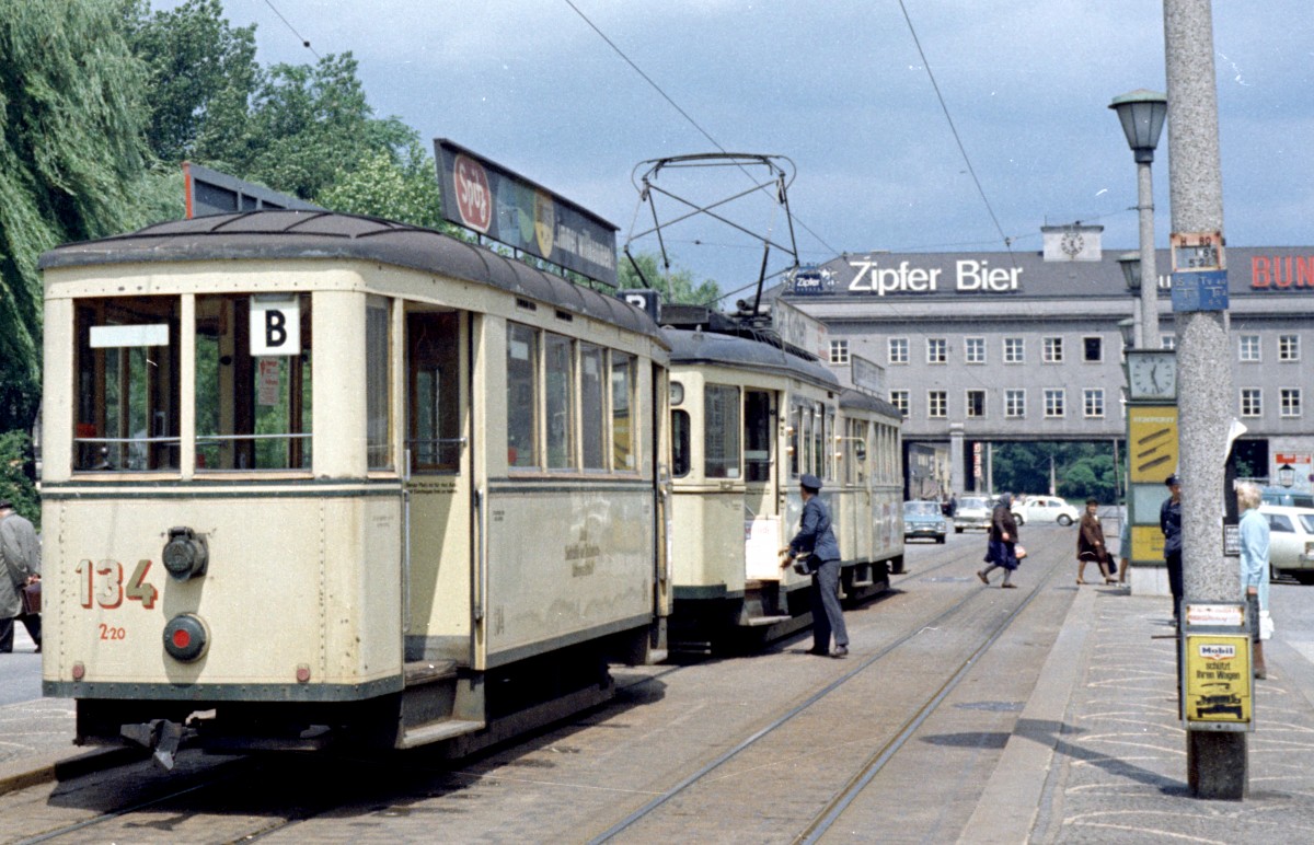 Linz ESG SL B (Bw 134) Hauptbahnhof am 16. Juni 1971. - Scan von einem Farbnegativ. Film: Kodacolor X. Kamera: Kodak Retina Automatic II.