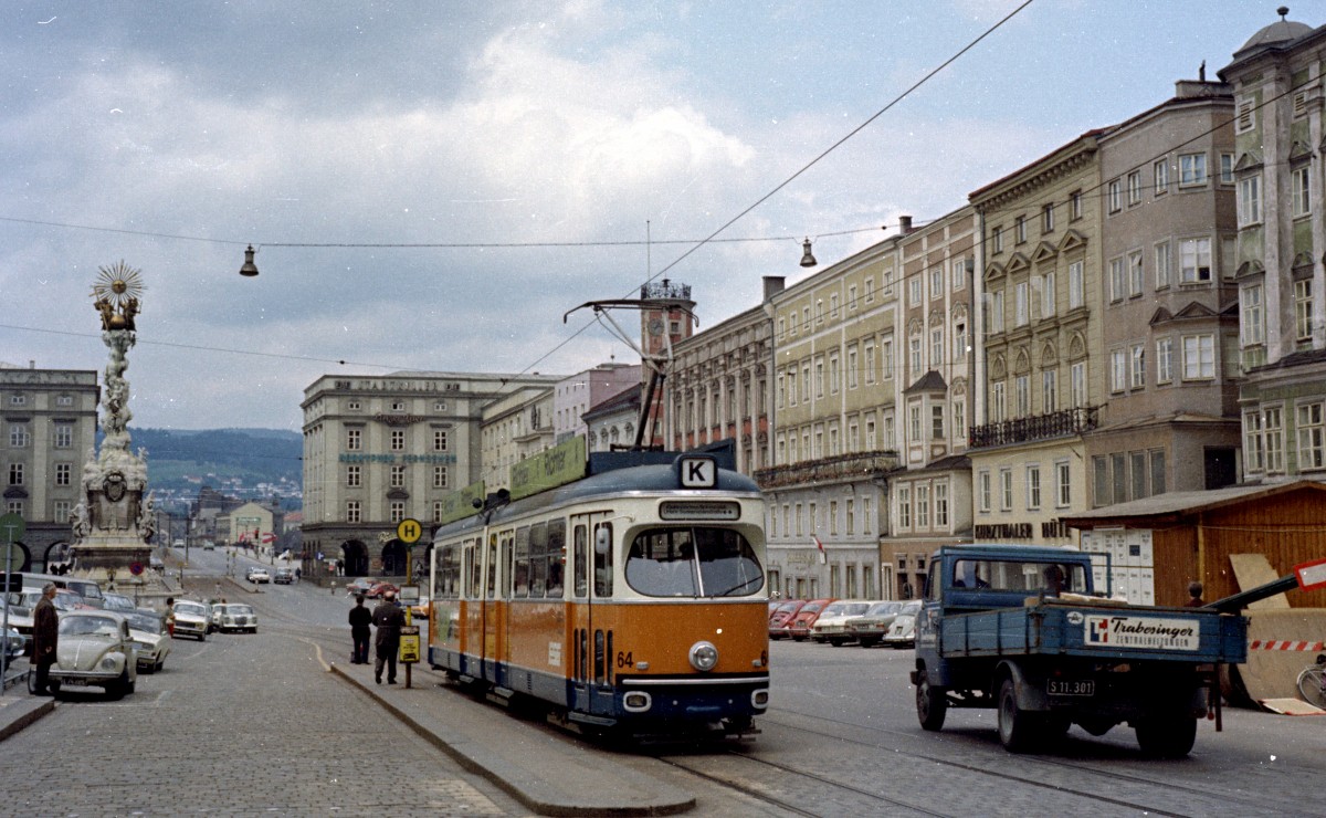 Linz ESG SL K (Lohner GT6 64) Hauptplatz am 16. Juni 1971. - Scan von einem Farbnegativ. Film: Kodacolor X. Kamera: Kodak Retina Automatic II.
