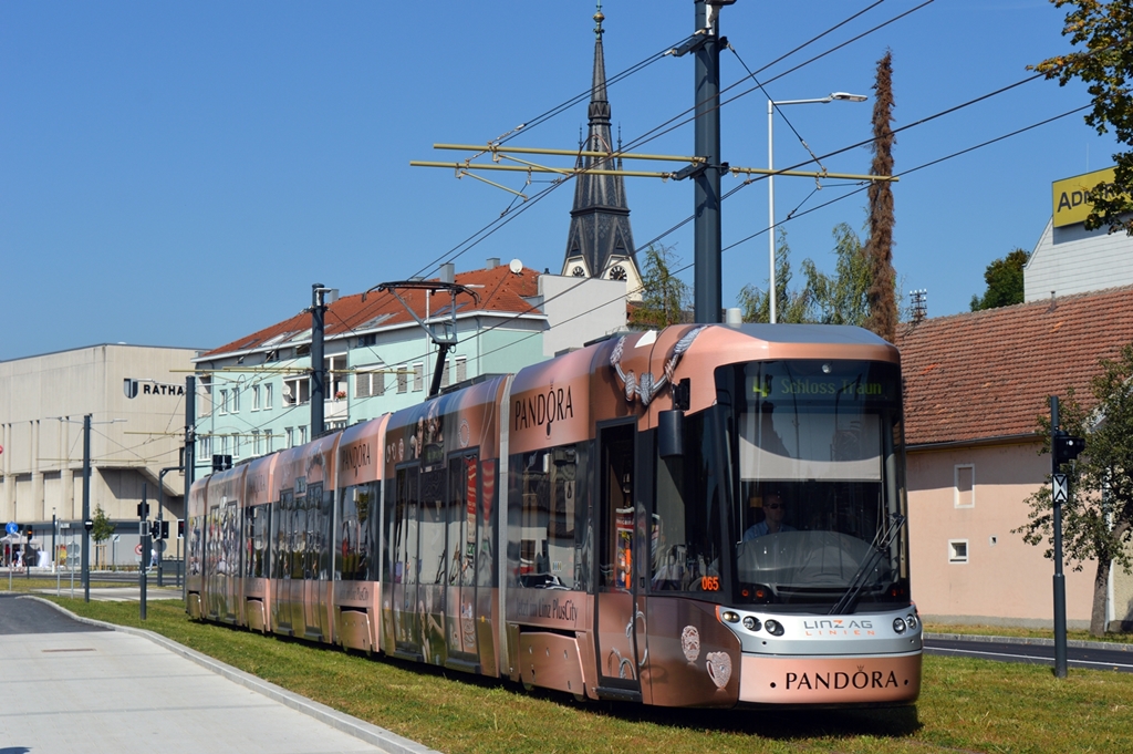 Linz, Flexity TW 065 kurz vor der Schleife Schloss Traun. 