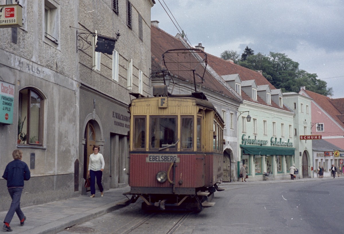 Linz Lokalbahn Ebelsberg - St. Florian Tw EM 1 (Hersteller: Grazer Wagen- und Waggonfabriksgesellschaft; Bj: 1912) Ebelsberg, Fadingerplatz am 16. Juni 1971. - Scan von einem Farbnegativ. Film: Kodacolor X. Kamera: Kodak Retina Automatic II.