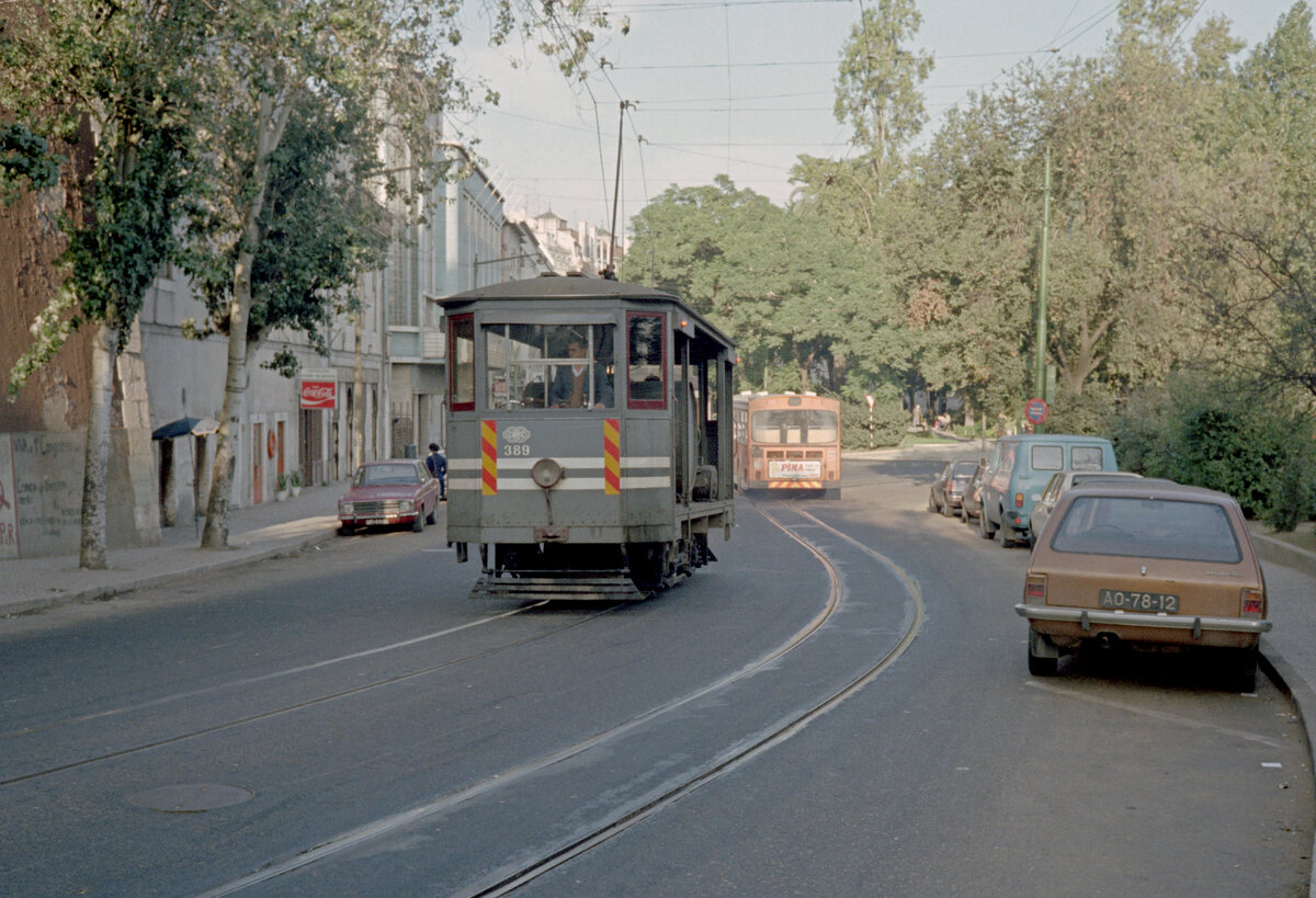 Lisboa / Lissabon CARRIS ATw 389 im Oktober 1982. - Scan eines Farbnegativs. Film: Kodak Safety Film 5035. Kamera: Minolta SRT-101.