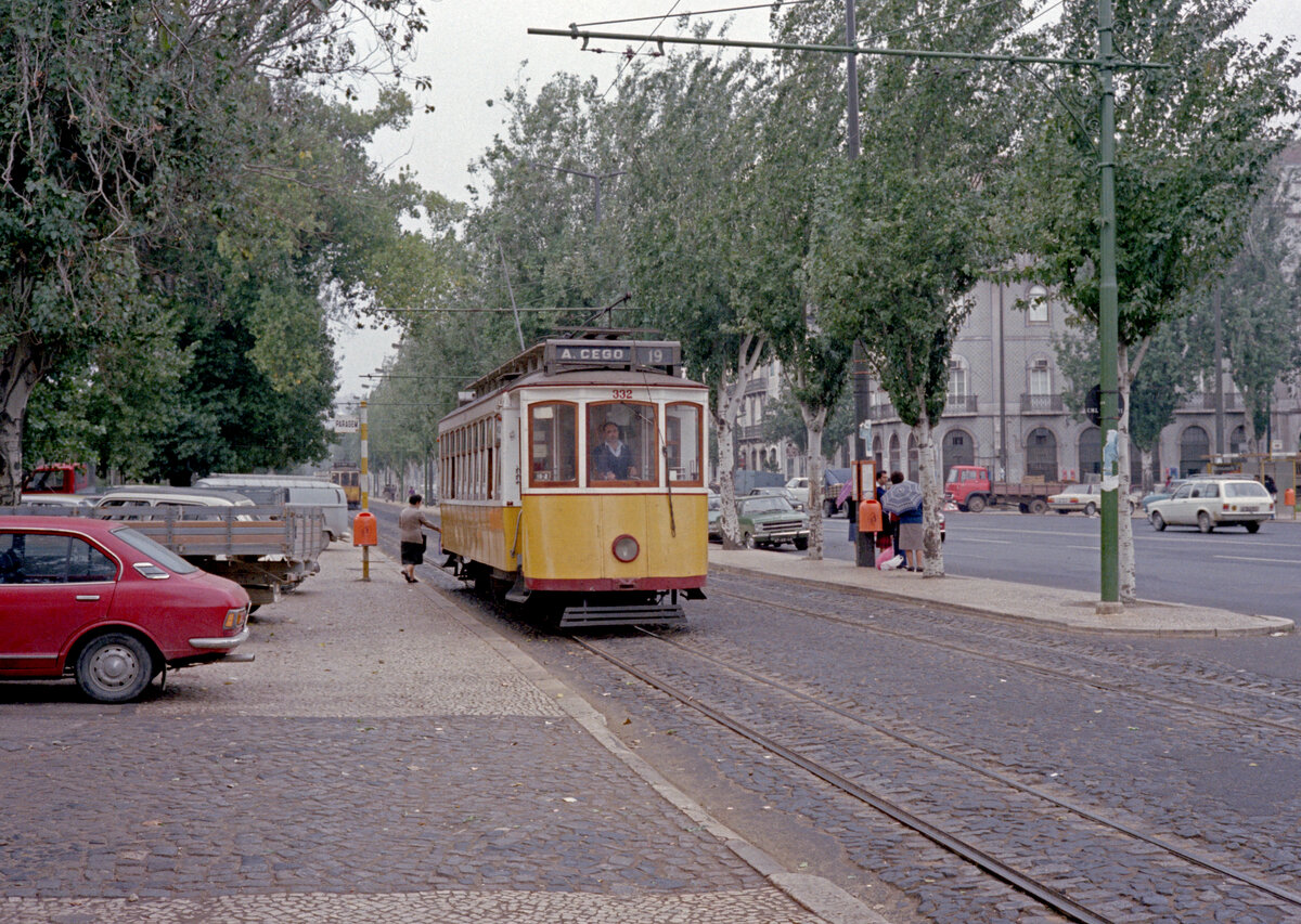 Lisboa / Lissabon CARRIS SL 19 (Tw 332) Sodré im Oktober 1982. - Scan eines Farbnegativs. Film: Kodak Safety Film 5035. Kamera: Minolta SRT-101.
