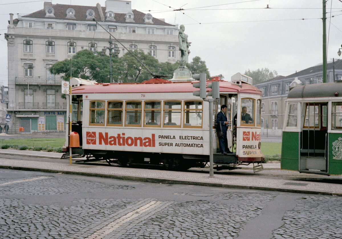 Lisboa / Lissabon CARRIS SL 20 (Tw 711) Sodré im Oktober 1982. - Scan eines Farbnegativs. Film: Kodak Safety Film 5035. Kamera: Minolta SRT-101.