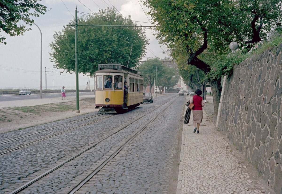 Lisboa / Lissabon CARRIS SL 15 (Tw 346) Algès im Oktober 1982. - Scan eines Farbnegativs. Film: Kodak Safety Film 5035. Kamera: Minolta SRT-101.