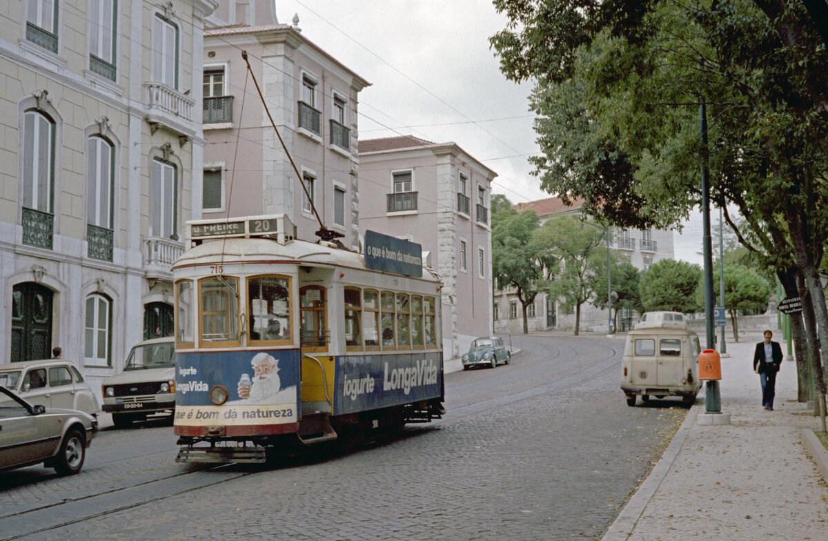 Lisboa / Lissabon CARRIS SL 20 (Tw 715) Rua de S. Pedro de Alcântara im Oktober 1982. - Scan eines Farbnegativs. Film: Kodak Safety Film 5035. Kamera: Minolta SRT-101.