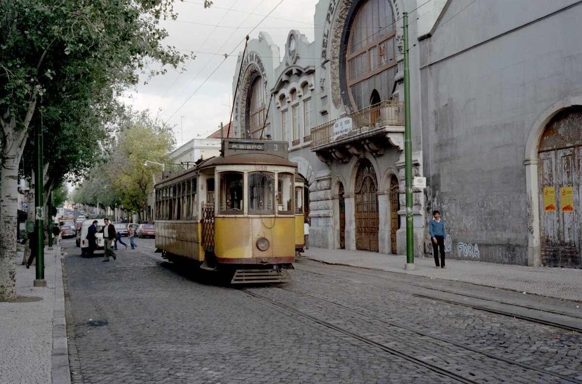 Lisboa / Lissabon CARRIS SL 3 (Tw 360) Poco do Bispo im Oktober 1982. - Scan eines Farbnegativs. Film: Kodak Safety Film 5035. Kamera: Minolta SRT-101.