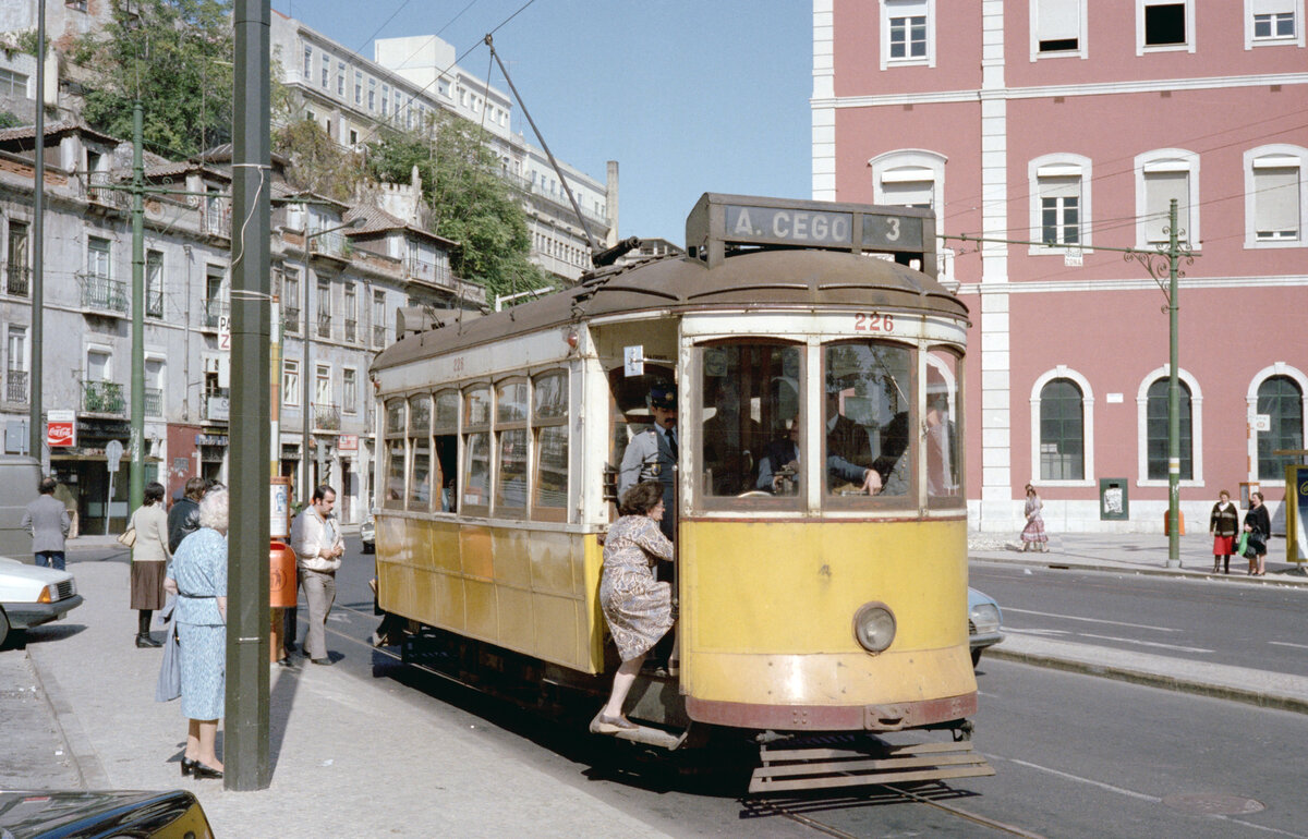 Lisboa / Lissabon CARRIS SL 3 (Tw 226) Estacão Santa Apolónia im Oktober 1982. - Scan eines Farbnegativs. Film: Kodak Safety Film 5035. Kamera: Minolta SRT-101.

 
