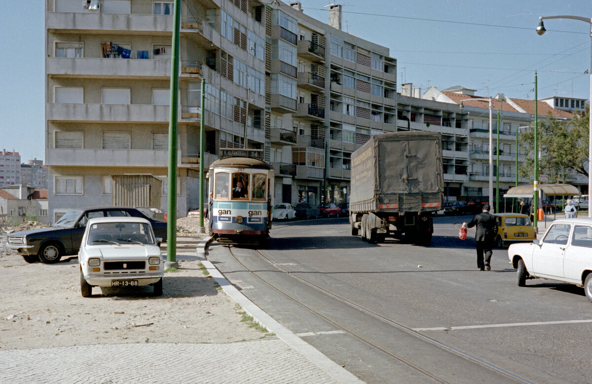 Lisboa / Lissabon CARRIS SL 24 (Tw 267) Parada do Alto de São João im Oktober 1982. - Scan eines Farbnegativs. Film: Kodak Safety Film 5035. Kamera: Minolta SRT-101.