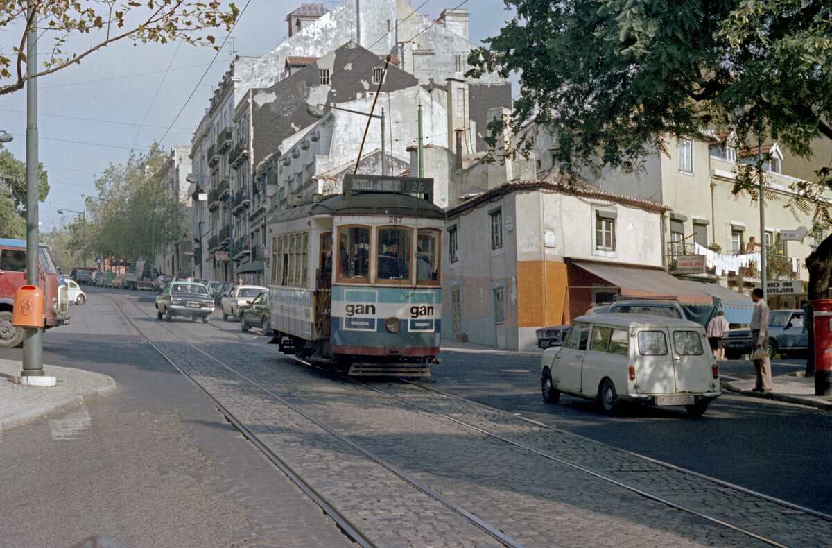 Lisboa / Lissabon CARRIS SL 26 (Tw 267) im Oktober 1982. - Scan eines Farbnegativs. Film: Kodak Safety Film 5035. Kamera: Minolta SRT-101.