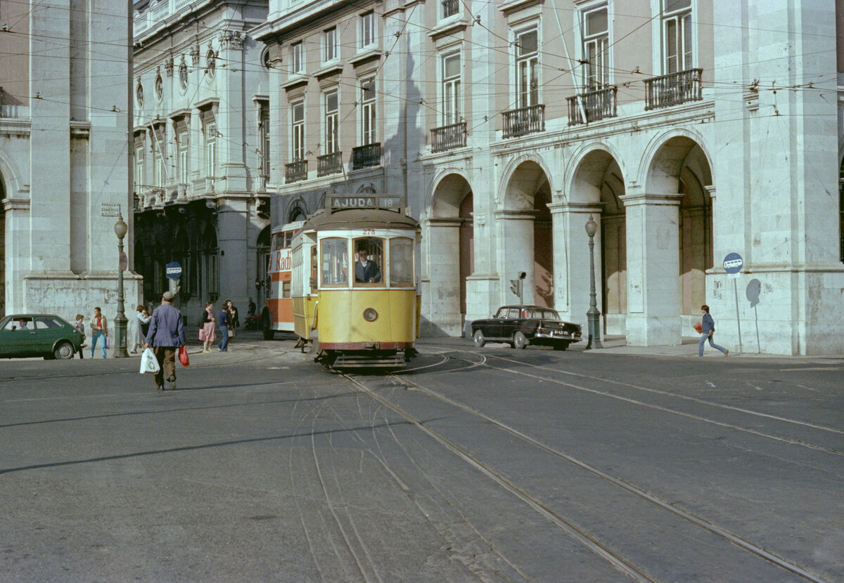 Lisboa / Lissabon CARRIS SL 18 (Tw 275) Praca do Comércio im Oktober 1982. - Scan eines Farbnegativs. Film: Kodak Safety Film 5035. Kamera: Minolta SRT-101.