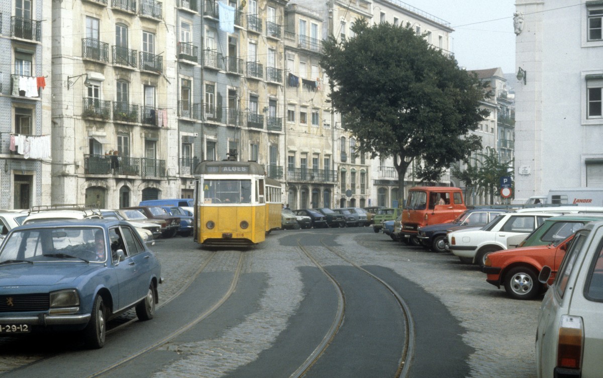 Lisboa / Lissabon SL 16 (Tw 266) Alfama im Oktober 1982.