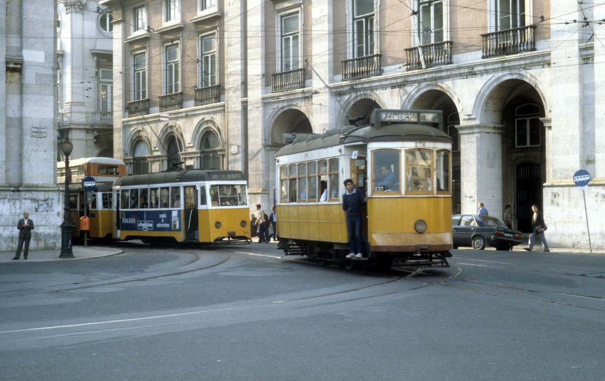 Lisboa / Lissabon SL 18 (Tw 278) und SL 16 (Tw 300) Praca do Comércio im Oktober 1982.