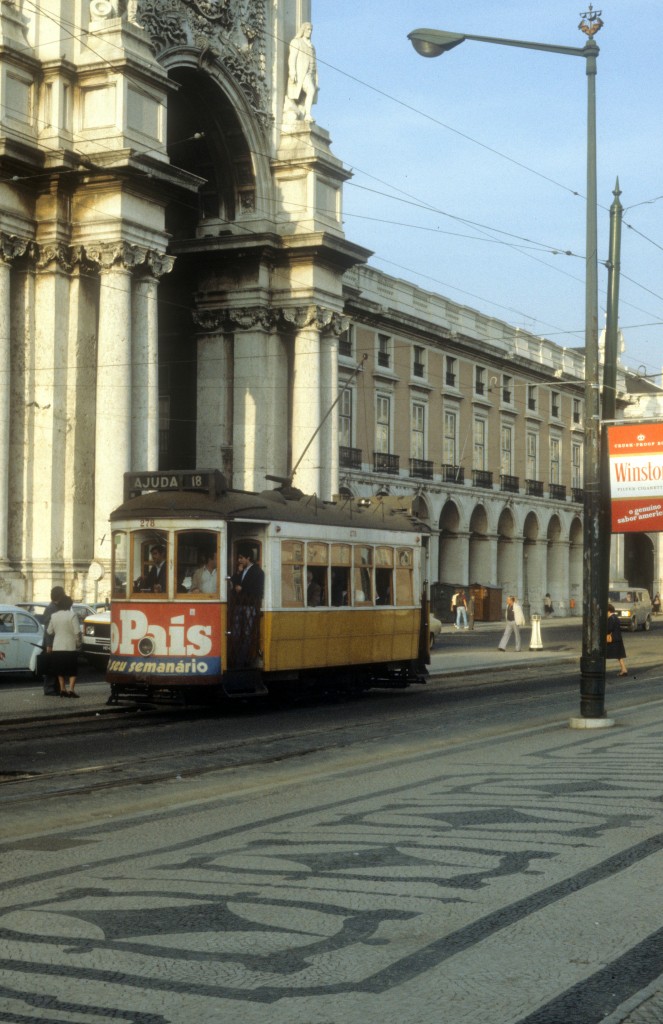 Lisboa / Lissabon SL 18 (Tw 278) Praca do Comércio im Oktober 1982.