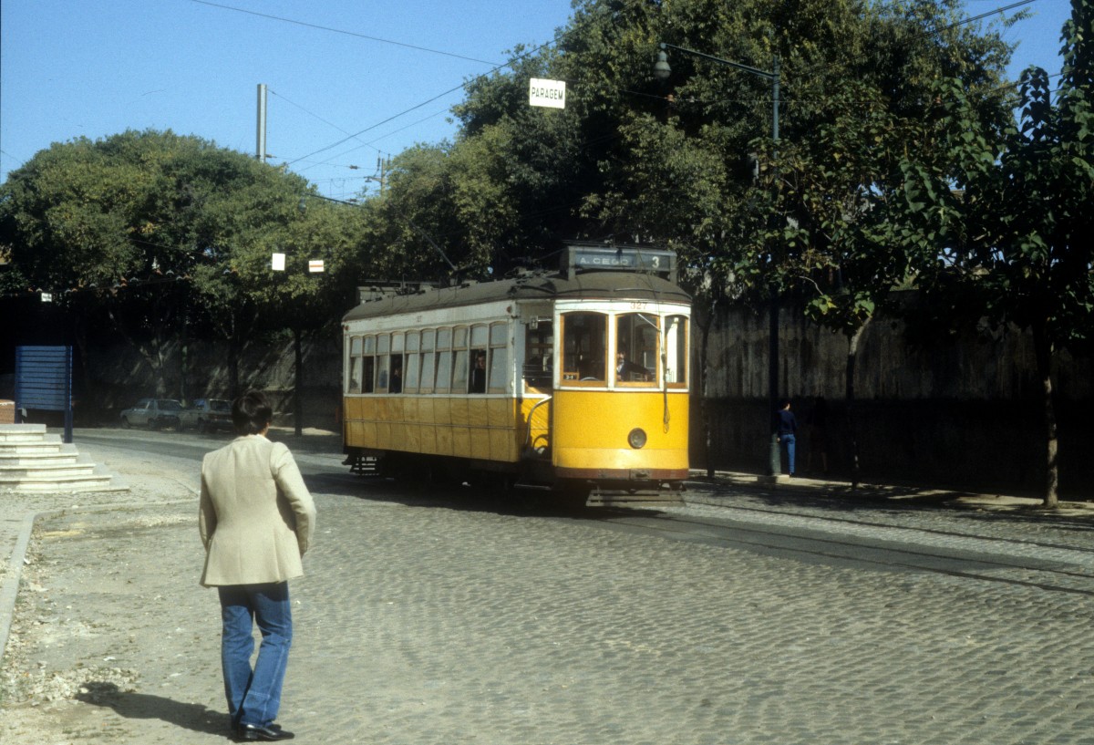 Lisboa / Lissabon SL 3 (Tw 327) Rua da Madre de Deus im Oktober 1982.