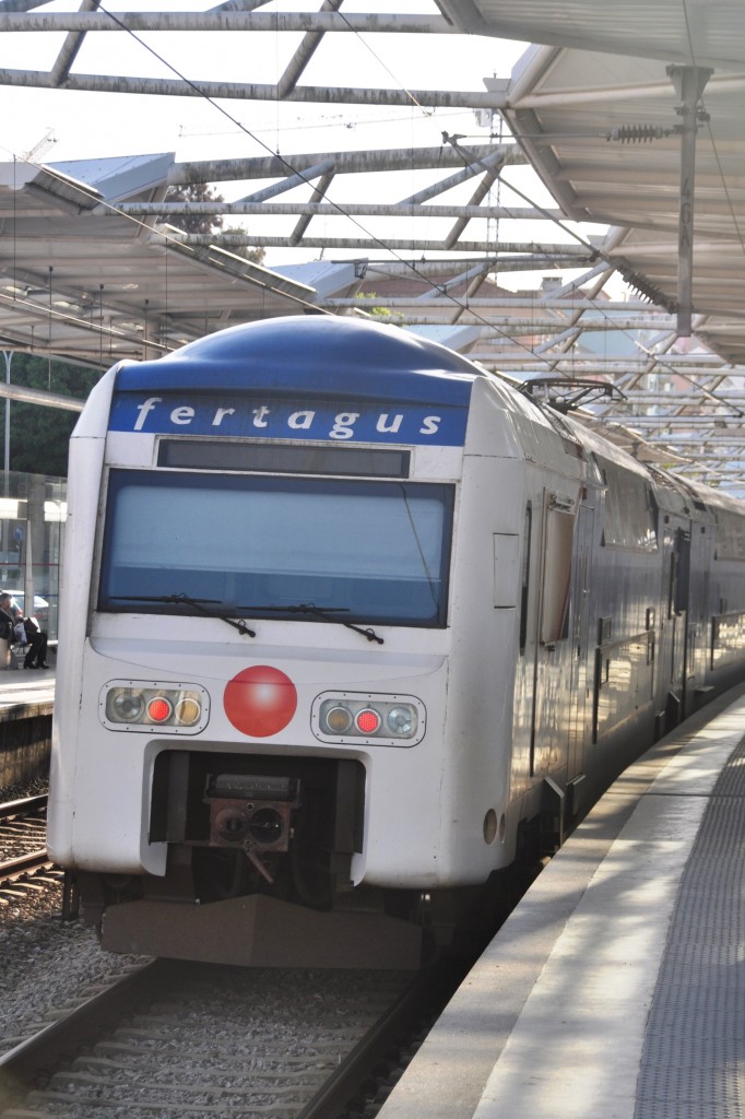 LISBOA (Distrikt Lisboa), 23.04.2014, ein Nahverkehrszug des privaten Betreibers Fertagus im Bahnhof Roma-Areeiro