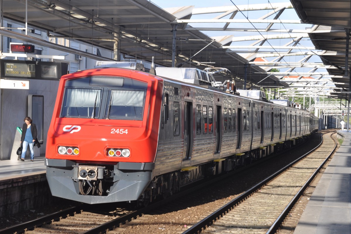 LISBOA (Distrikt Lisboa), 23.04.2014, ein Nahverkehrszug nach Lisboa Oriente im Bahnhof Roma-Areeiro