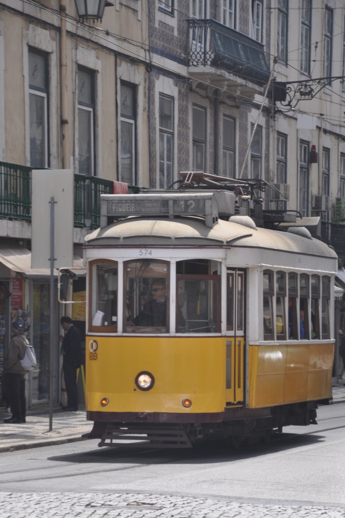 LISBOA (Distrikt Lisboa), 24.04.2014, Straßenbahnlinie 12 nach Praça da Figueira in der Rua da Prata