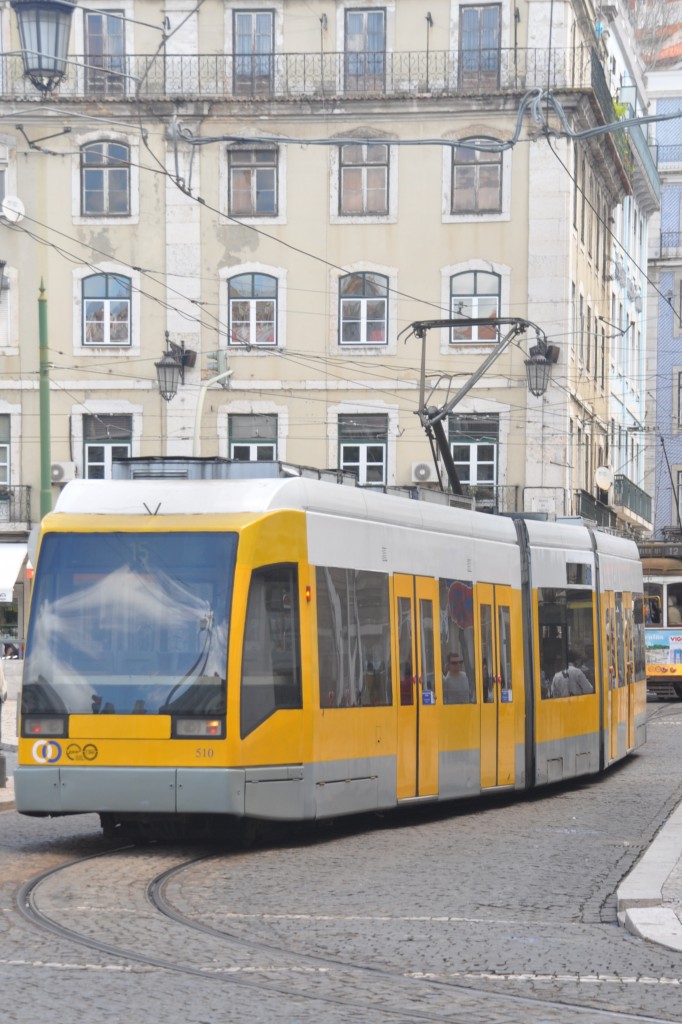 LISBOA (Distrikt Lisboa), 24.04.2014, Straßenbahnlinie 15 an der Zielhaltestelle Praça da Figueira