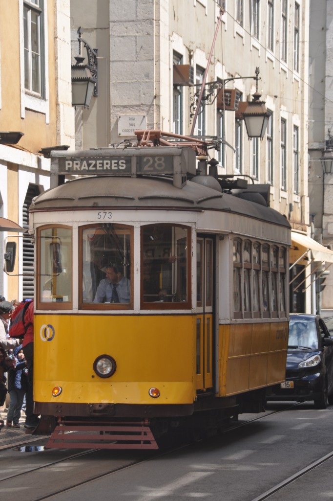 LISBOA (Distrikt Lisboa), 24.04.2014, Straßenbahnlinie 28 nach Prazeres in der Rua da Conceição