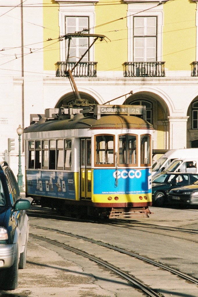 LISBOA (Distrikt Lisboa), 25.01.2001, Straßenbahnlinie 25 nach Carreira an der Praça do Comercio