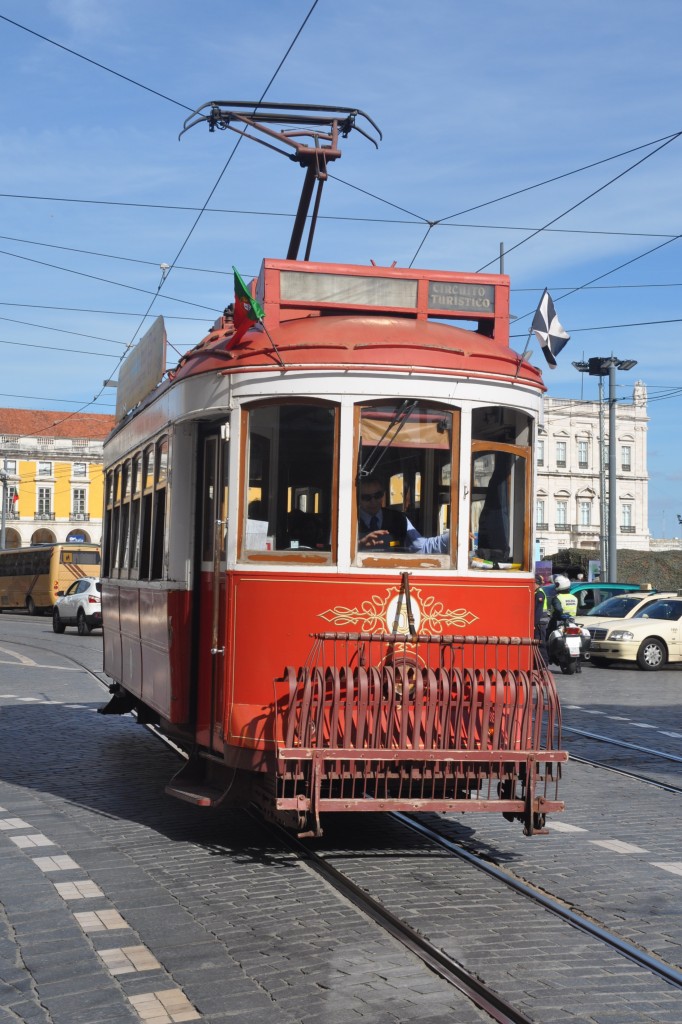 LISBOA (Distrikt Lisboa), 25.04.2014, Touristentram auf der Praça do Comercio