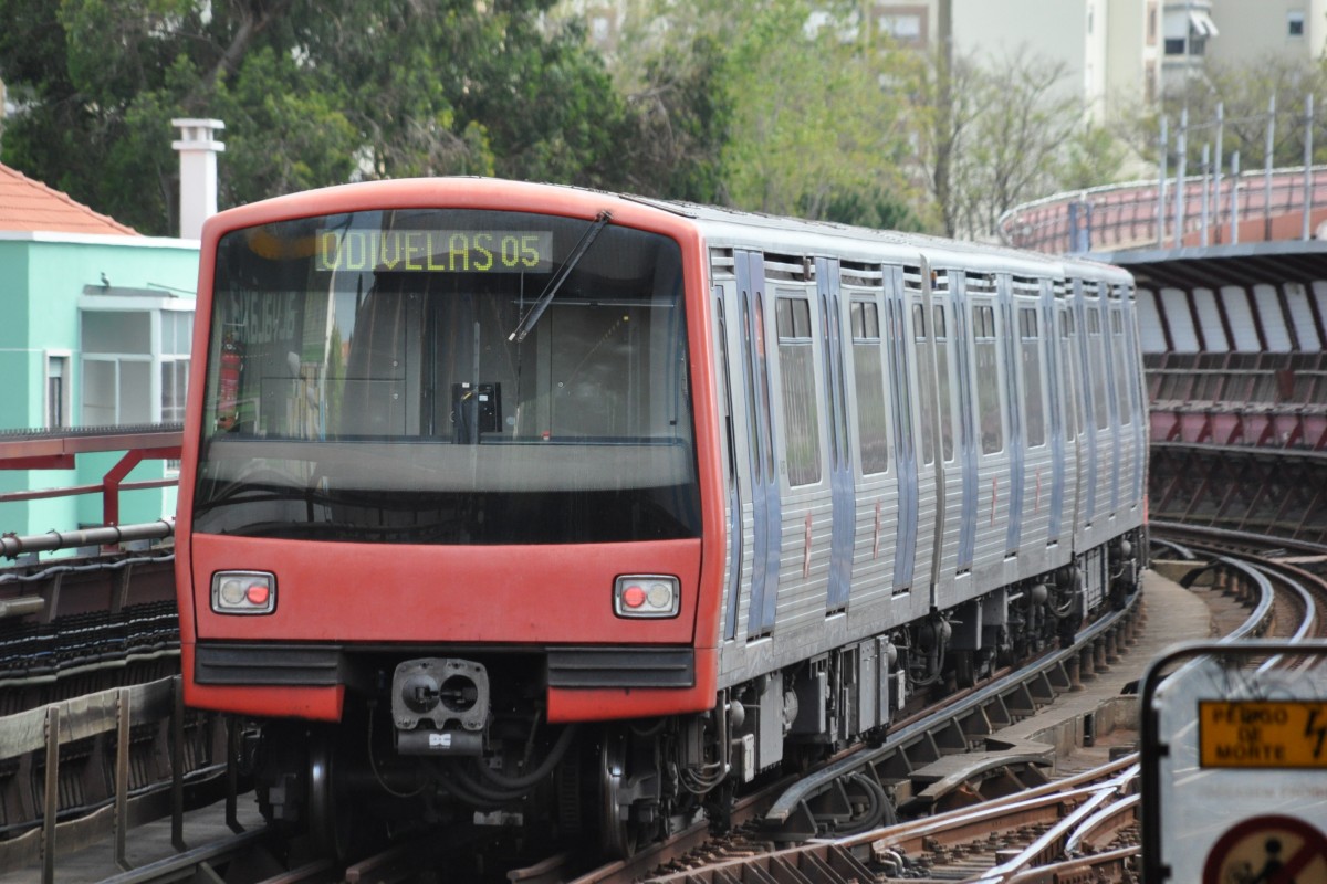 LISBOA (Distrikt Lisboa), 25.04.2014, U-Bahn (Linha amarela) nach Odivelas bei der Ausfahrt aus dem U-Bahnhof Campo Grande
