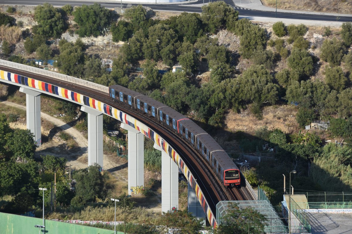 LISBOA (Distrikt Lisboa), 25.08.2019, ein Metrozug der Linha vermelha taucht kurz hinter der Station Olaias aus dem Untergrund auf, fährt kurz über den Viadukt und verschwindet vor der nächsten Station Bela Vista wieder im Untergrund