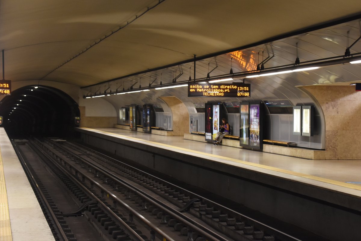 LISBOA (Distrikt Lisboa), 25.08.2019, Metrostation Alameda (Linha verde); hier kann in die Linha vermelha umgestiegen werden