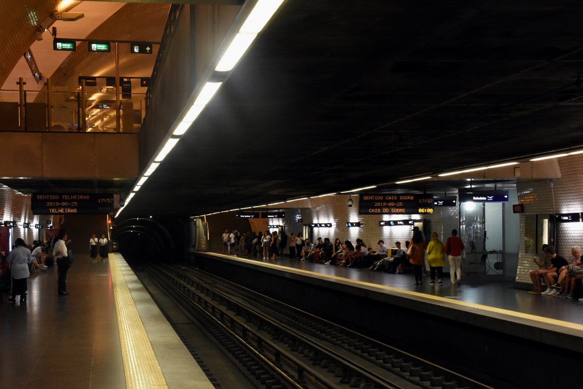 LISBOA (Distrikt Lisboa), 25.08.2019, Metrostation Baixa-Chiado (Linha verde); hier kann in die Linha azul umgestiegen werden