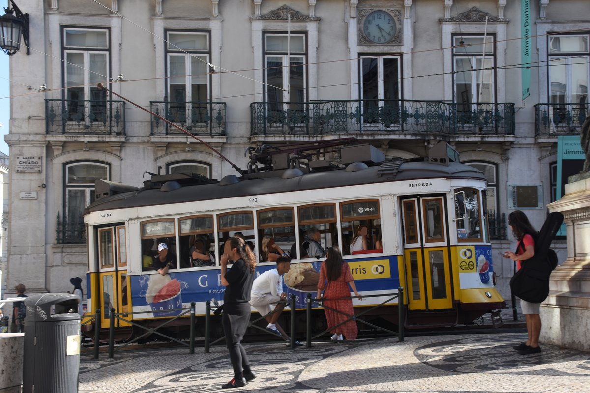 LISBOA (Distrikt Lisboa, 25.08.2019), Tramwagen Nr. 542 als Linie 28 nach Prazeres in der Haltestelle Chiado