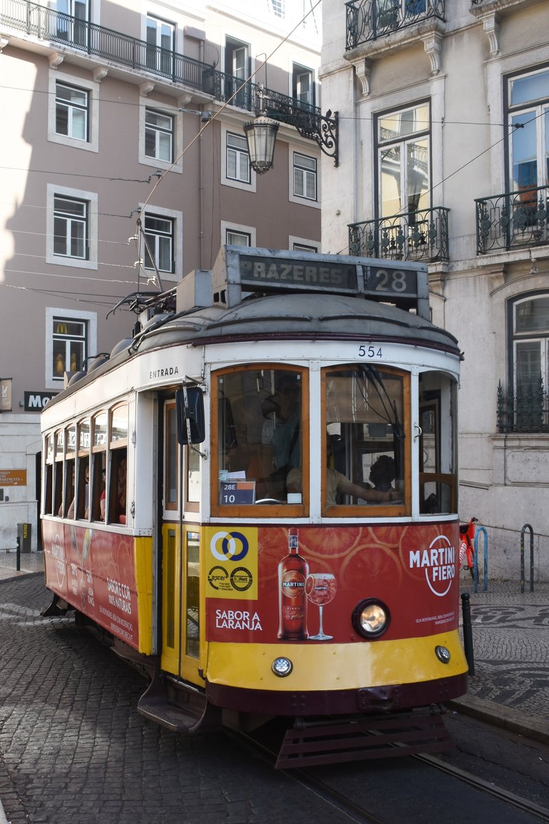 LISBOA (Distrikt Lisboa, 25.08.2019), Tramwagen Nr. 554 als Linie 28 nach Prazeres vor Einfahrt in die Haltestelle Chiado