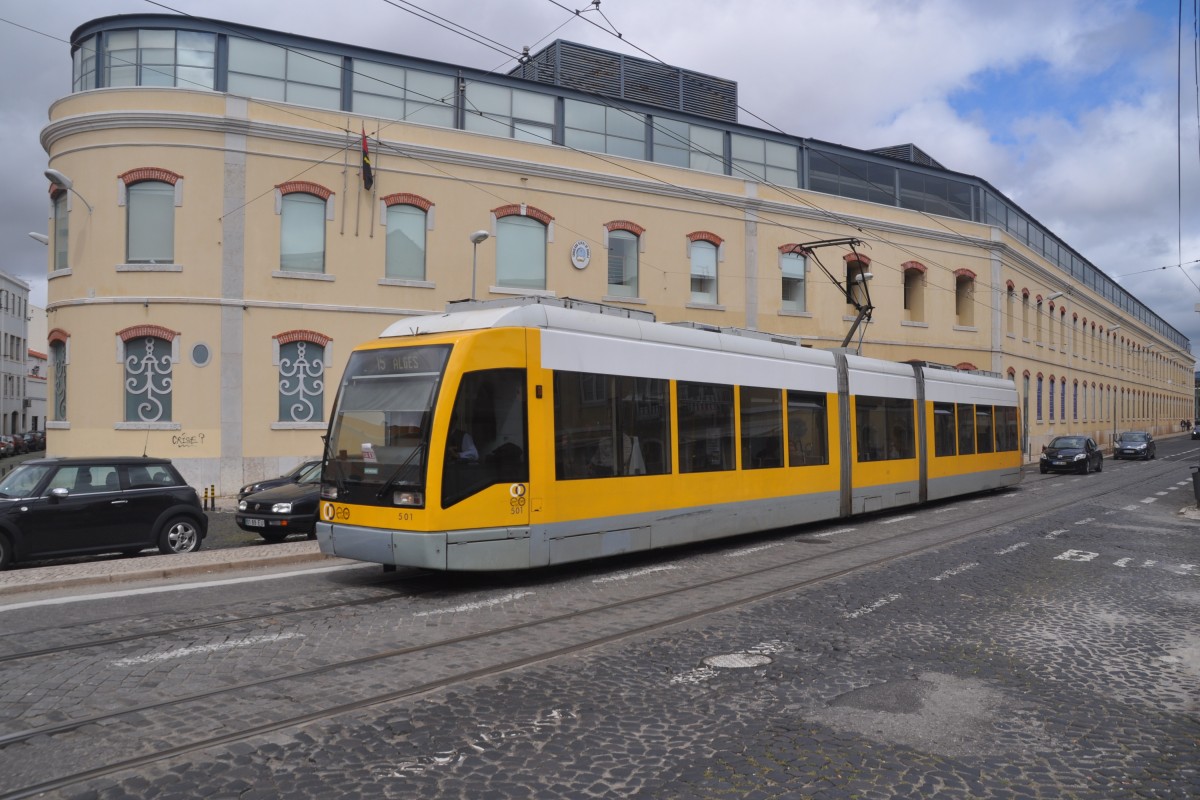 LISBOA (Distrikt Lisboa), 26.04.2014, Straßenbahnlinie 15 nach Alges vor dem angolanischen Generalkonsulat im Stadtteil Alcântarilha