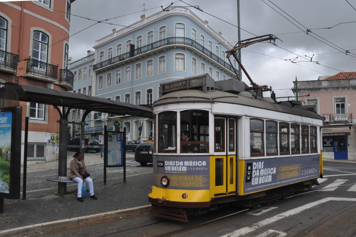 LISBOA (Distrikt Lisboa), 26.04.2014, Straßenbahnwagen 562 mit einer Leerfahrt an der Haltestelle Calvário im Stadtteil Alcântarilha
