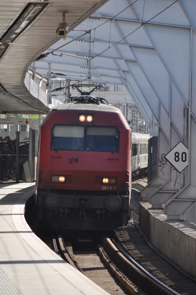 LISBOA (Distrikt Lisboa), 27.04.2014, 5614-1 als IC 570 nach Faro bei der Einfahrt in den Bahnhof Entrecampos