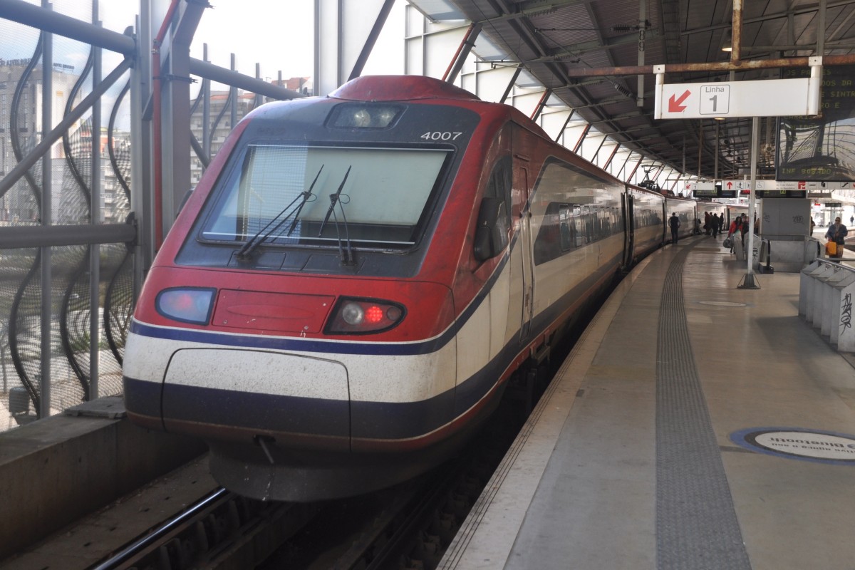 LISBOA (Distrikt Lisboa/Concelho Lisboa), 24.04.2014, ein Alfa Pendular nach Porto-Campanhã im Bahnhof Entrecampos