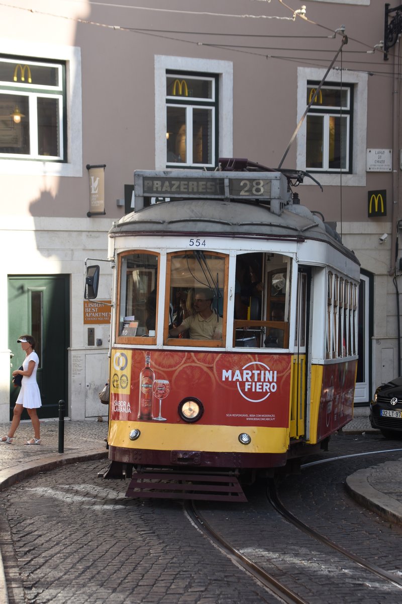 LISBOA (Distrikt Lisboa/Concelho Lisboa), 25.08.2019, Tramwagen Nr. 554 als Linie 28 nach Prazeres vor Einfahrt in die Haltestelle Chiado